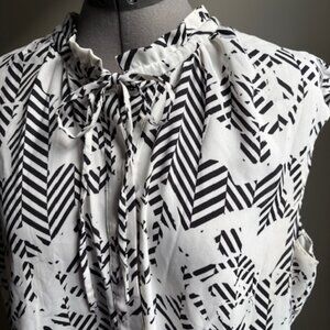 Black and white light sleeveless blouse Sz XL
